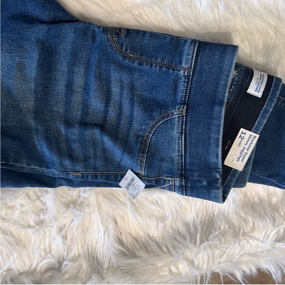 Brand new elastic waist jeans. Super comfortable.
